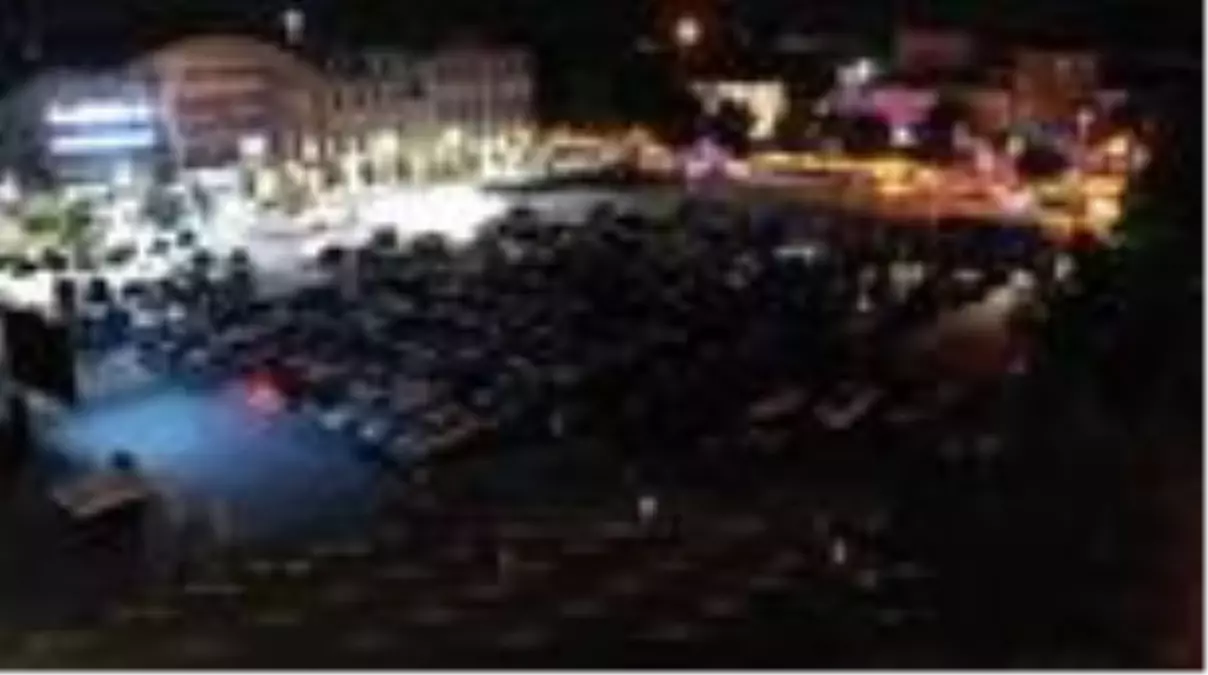 Bazı vatandaşlar araçlarından film izledi