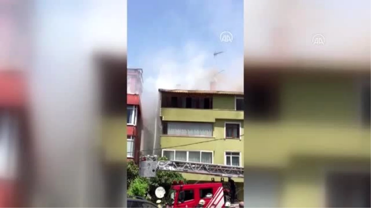 Beykoz\'da 4 katlı binanın çatısında çıkan yangın söndürüldü