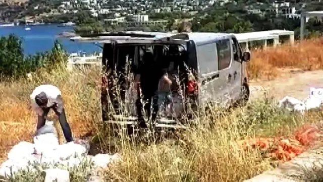 Hafriyatı boş araziye indiren işçiler, zabıtayı görünce tekrar araca yükledi