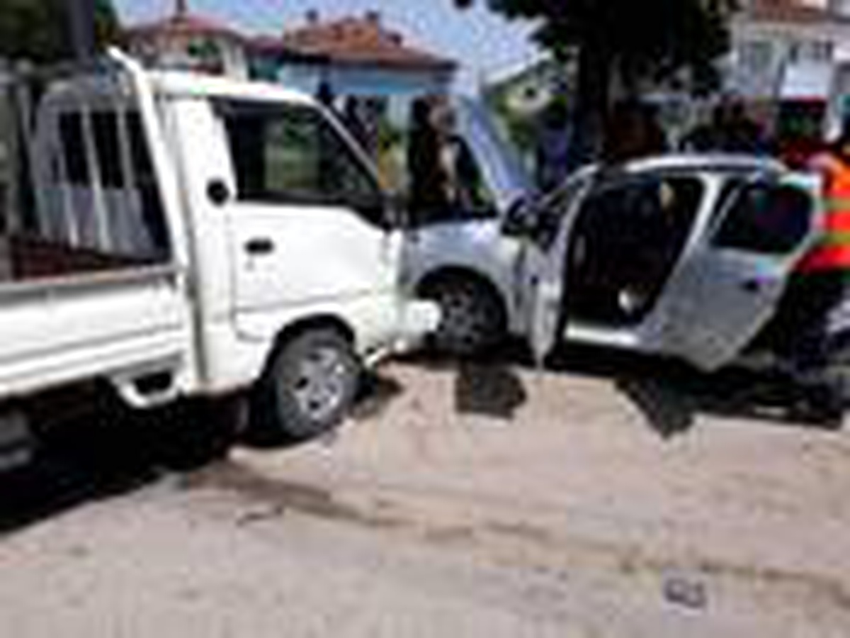 Bursa\'da kamyonet ile otomobil çarpıştı: 1 ölü, 6 yaralı