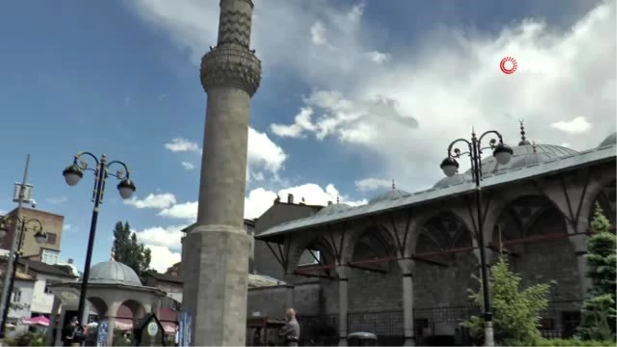 Cami ve minaresi birbirinden ayrı olan tarihi yapı dikkatleri üzerine çekiyor