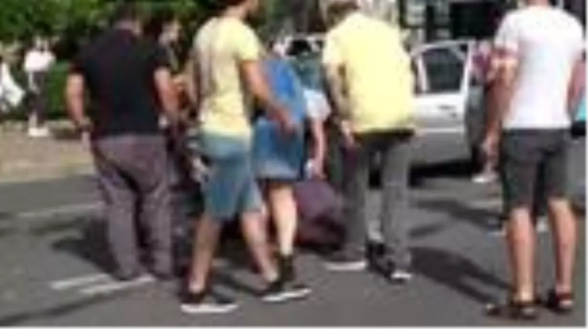 Son dakika haberleri! Çarpıştığı sürücüyü kanlar içerisinde yerde gören genç kadın gözyaşlarına boğuldu