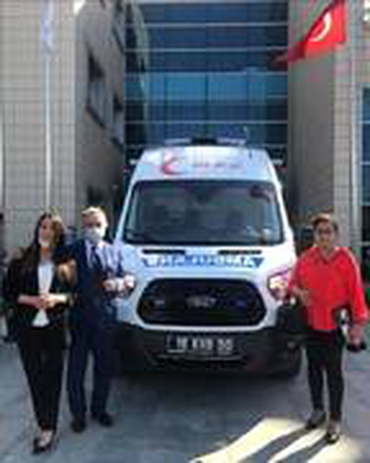 Eşinin son isteğini yerine getirip, hastaneye ambulans bağışladı