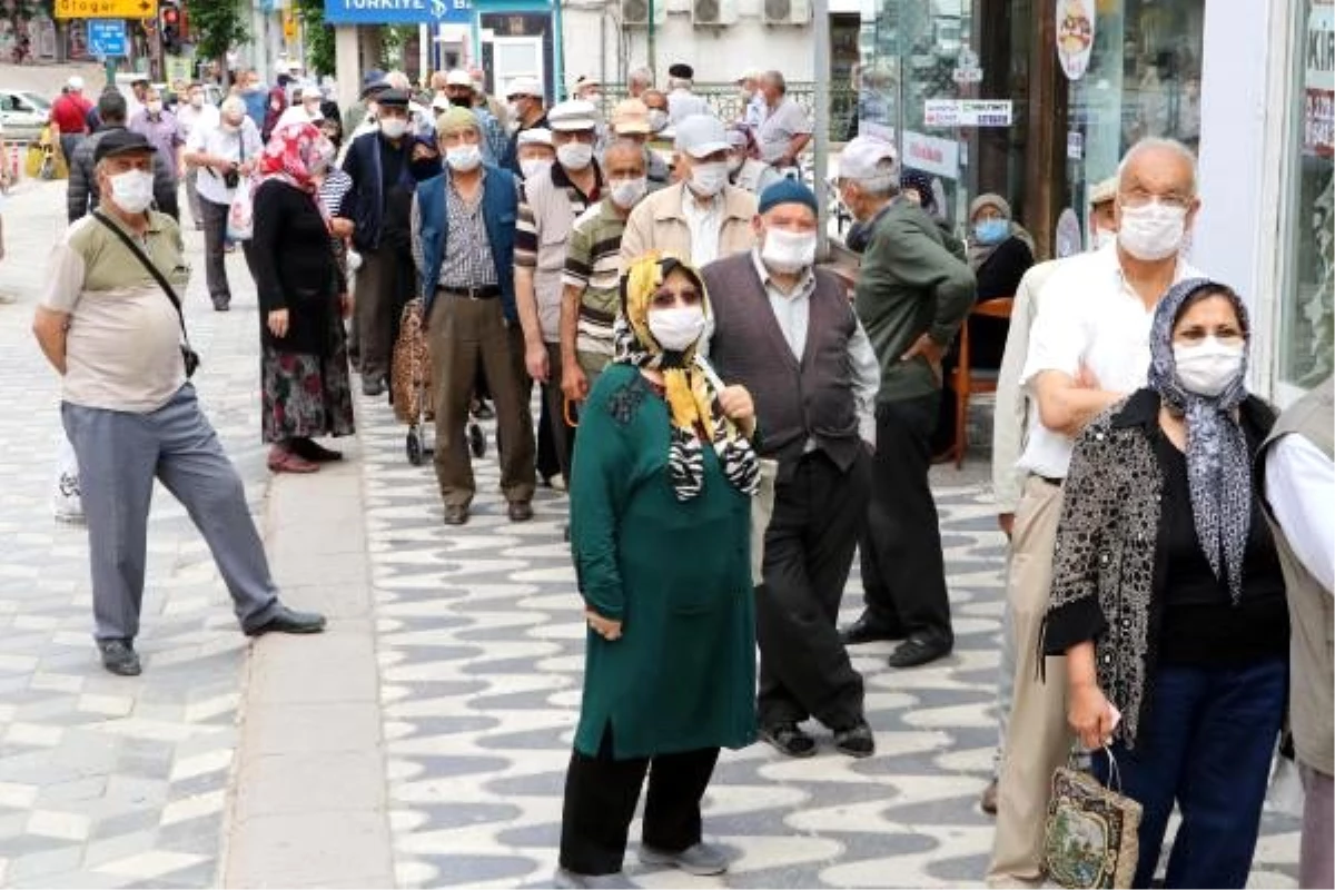 Eskişehir\'de 65 ve yaş üstü, ulaşım kartları için uzun kuyruklar oluşturdu