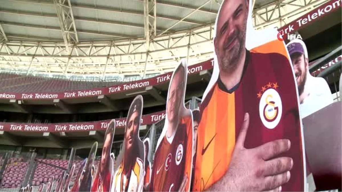 Galatasaray\'da karton taraftarlar stattaki yerini alıyor