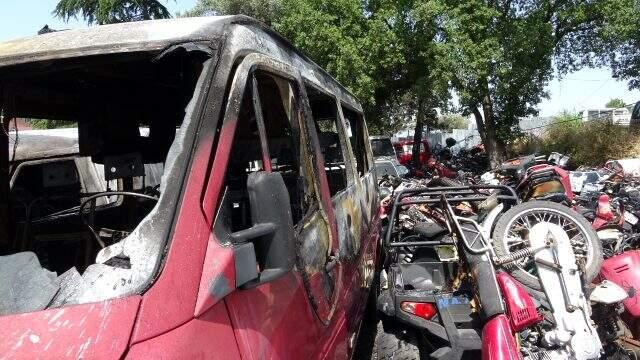 Kartal'da otoparkta çok sayıda araç ve motosiklet alev alev yandı