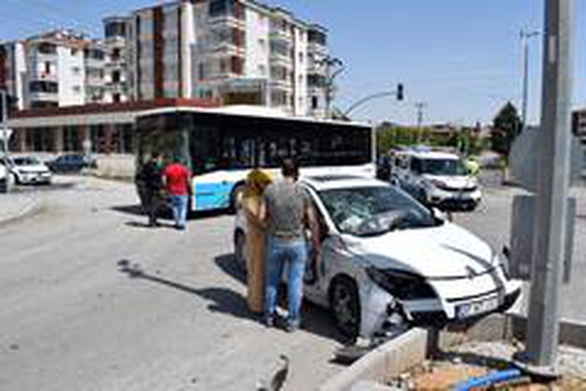 Malatya\'da otobüs ile otomobil çarpıştı: 2 yaralı
