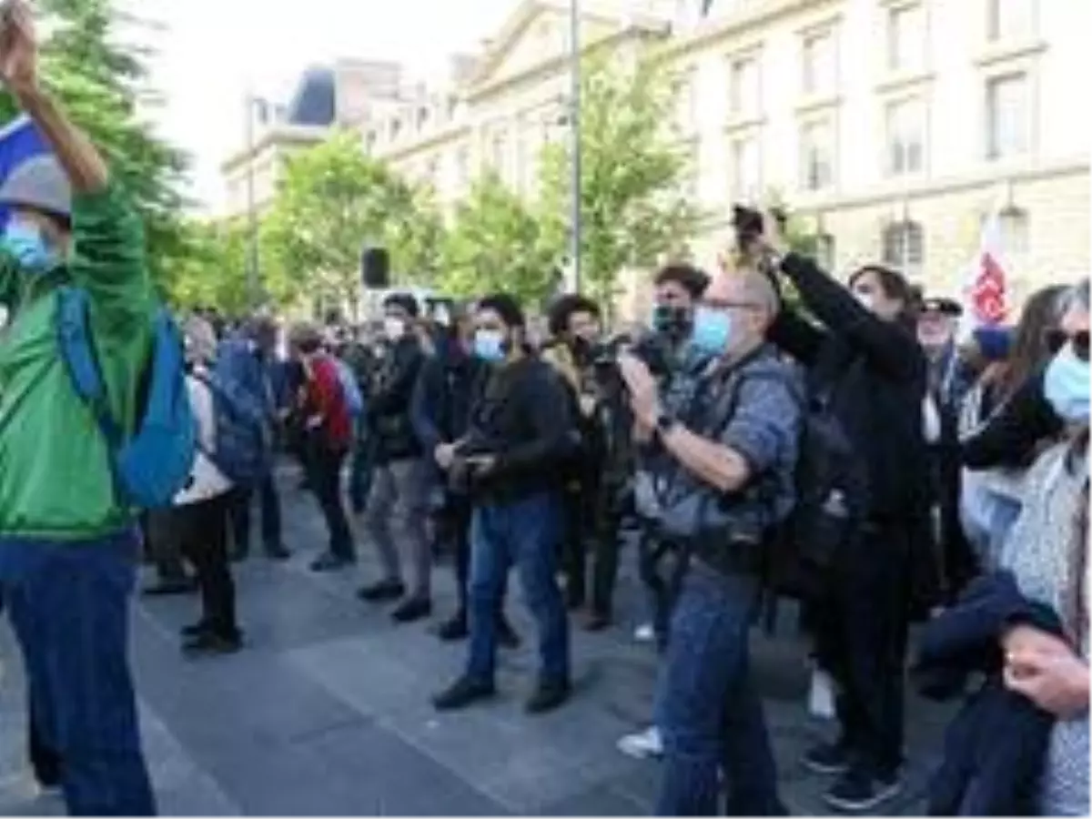 Paris\'te ırkçılık karşıtı protesto