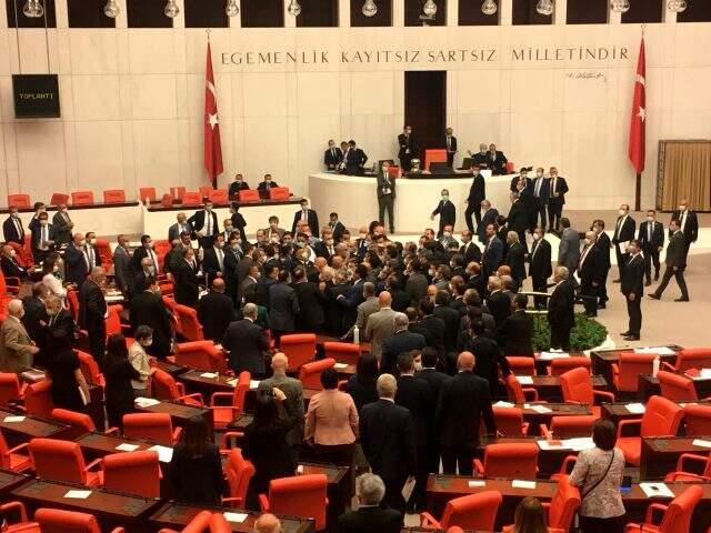 TBMM Genel Kurulu'nda milletvekilleri yumruk yumruğa birbirine girdi