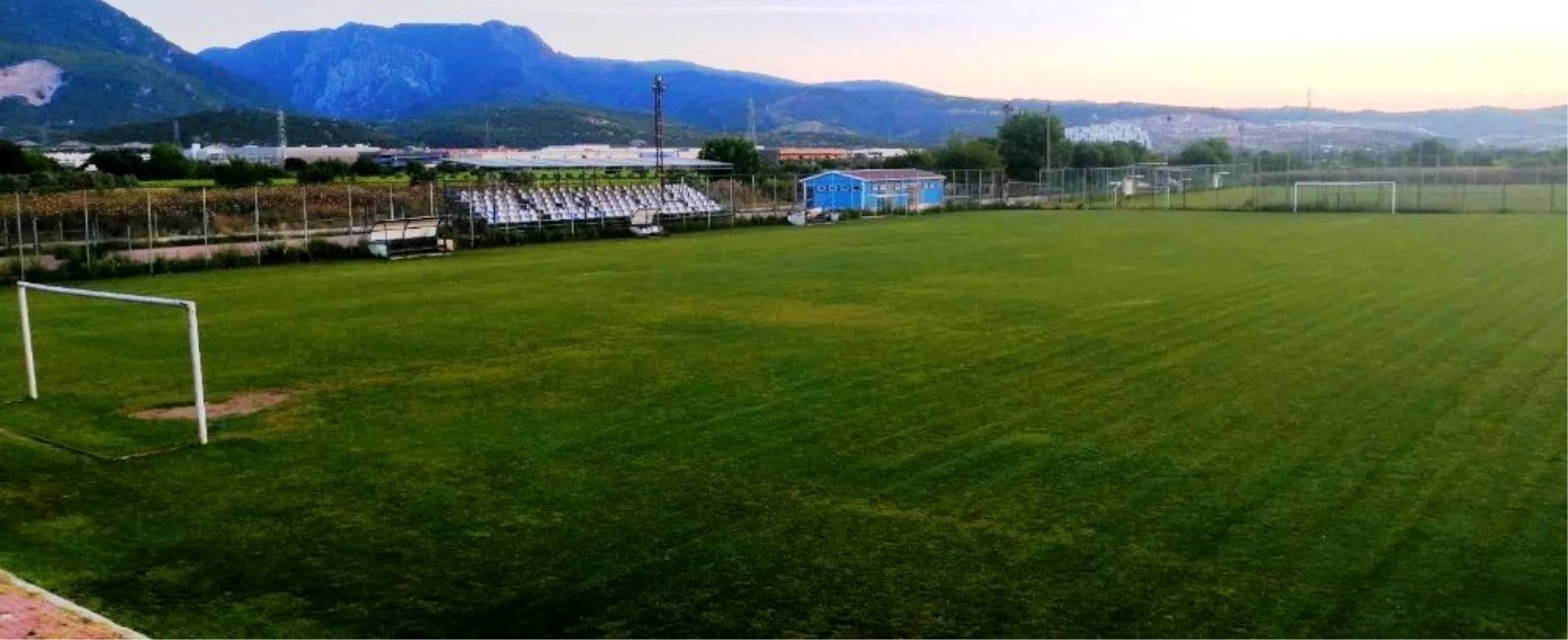 Son dakika... Yunusemre\'de futbol tesisleri yeni sezona hazırlanıyor