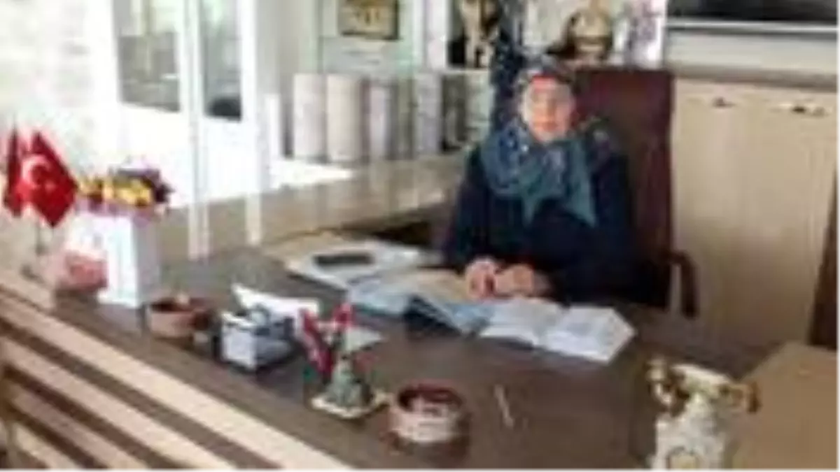 50 yıllık hayalini gerçekleştiren 68 yaşındaki kadın, torunlarıyla üniversite okuyor