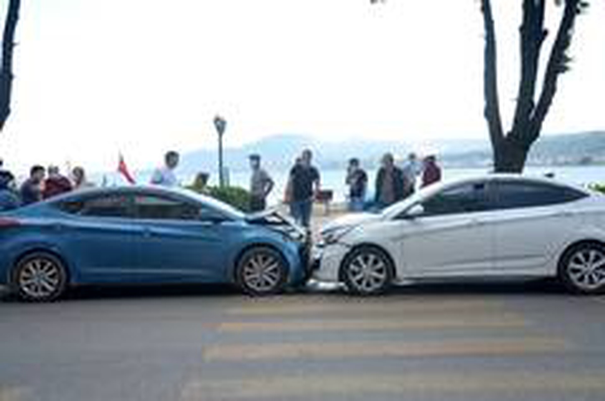 Aynı marka otomobiller kafa kafaya çarpıştı: 2 yaralı