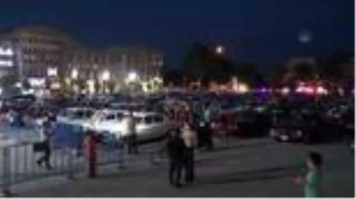 Bazı vatandaşlar araçlarından film izledi (2)