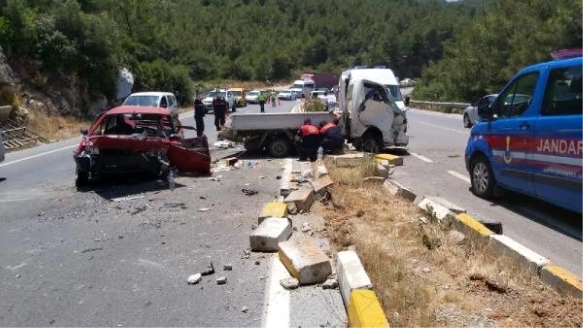 Bodrum\'da kamyonet karşı şeride geçerek otomobille çarpıştı: 3 yaralı