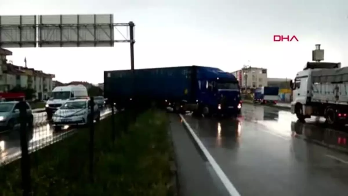 BURSA TIR karşı şeride geçti, karayolu trafiğe kapandı