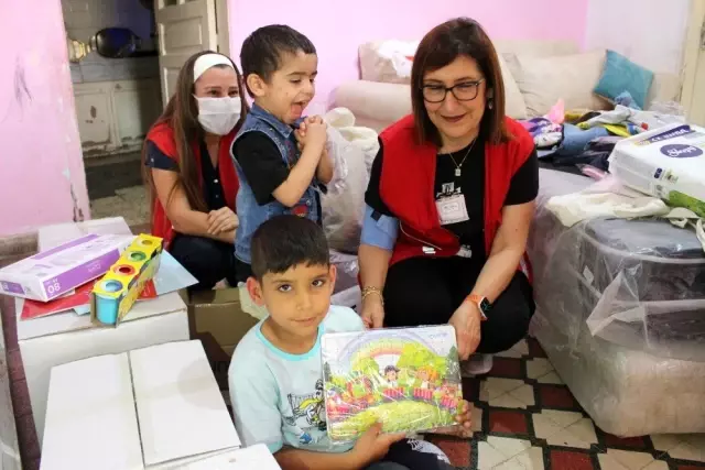 Çöpten tekerlekli sandalyesiyle atık toplayan çocuğa Kızılay ekipleri yardım gönderdi