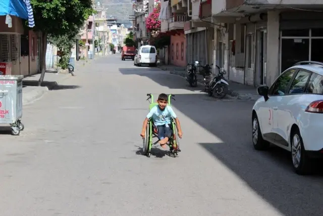 Çöpten tekerlekli sandalyesiyle atık toplayan çocuğa Kızılay ekipleri yardım gönderdi