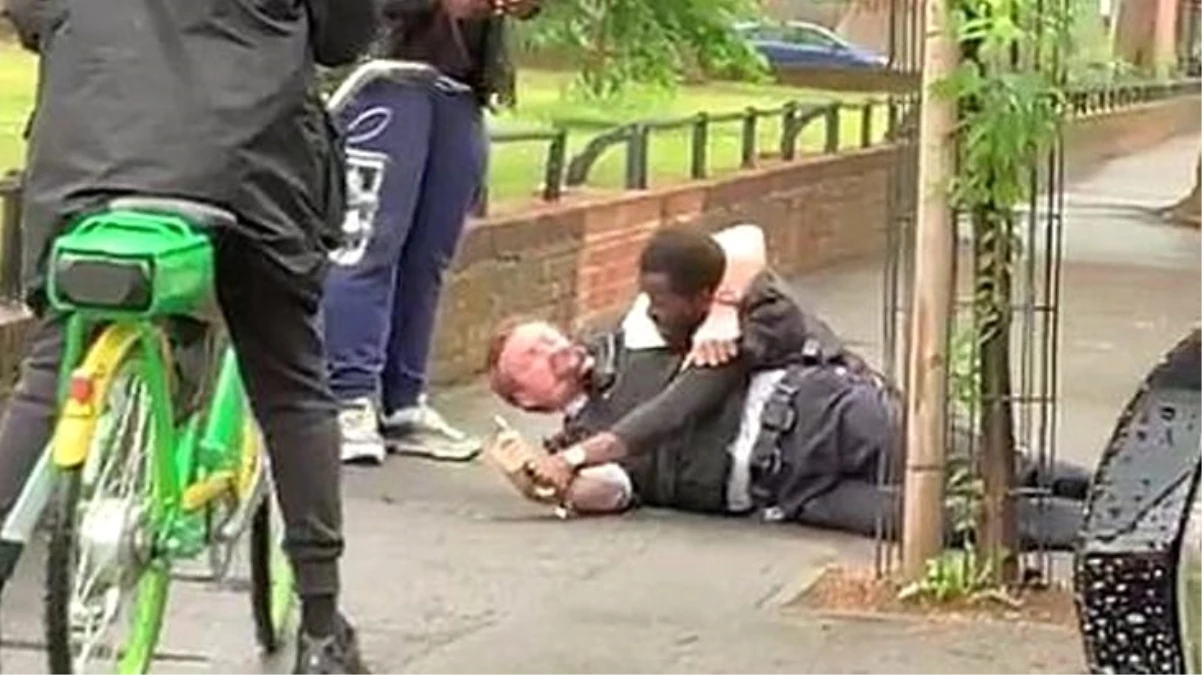İngiltere\'de polis şiddeti tam tersine döndü! Polis memurunu aralarına alıp dövdüler