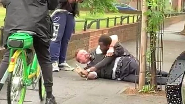 İngiltere'de polis şiddeti tam tersine döndü! Polis memurunu aralarına alıp dövdüler