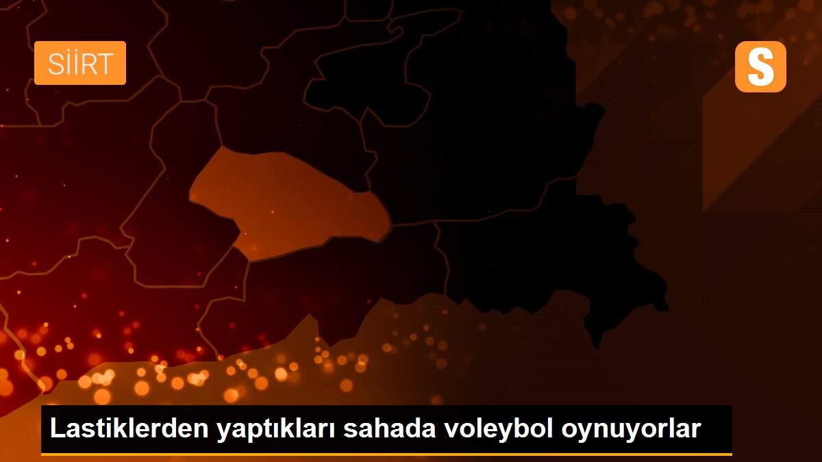 Lastiklerden yaptıkları sahada voleybol oynuyorlar