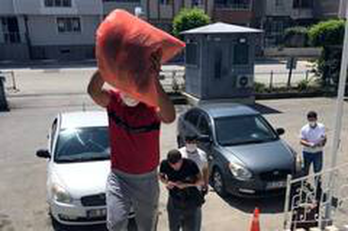 Mağazadan kıyafet hırsızlığına 2 gözaltı
