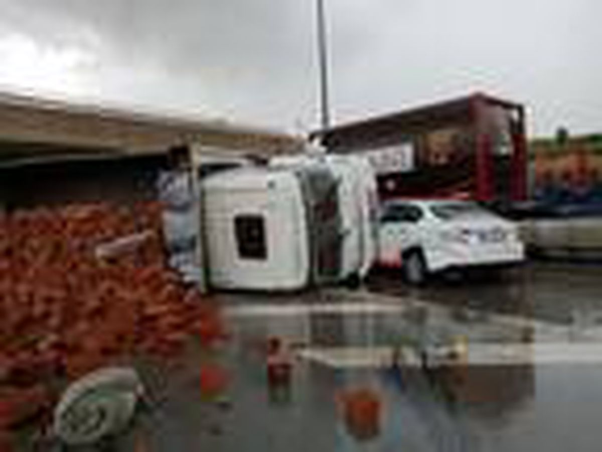Otomobile çarpan TIR, yan yattı
