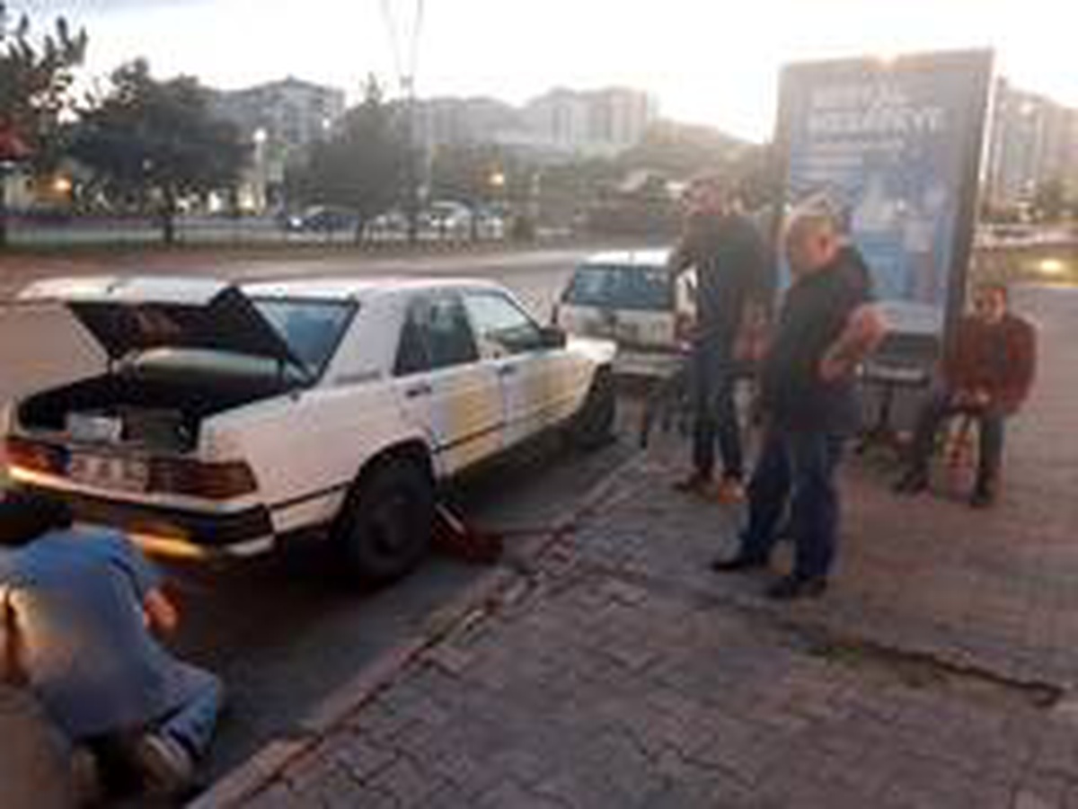 Otomobilin motor kısmına sıkışan kediyi itfaiye ekipleri kurtardı