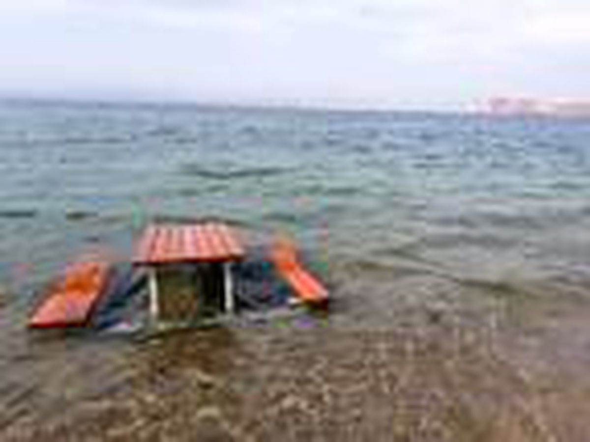 Piknik masasını denize koyup, tramplen gibi kullanmışlar