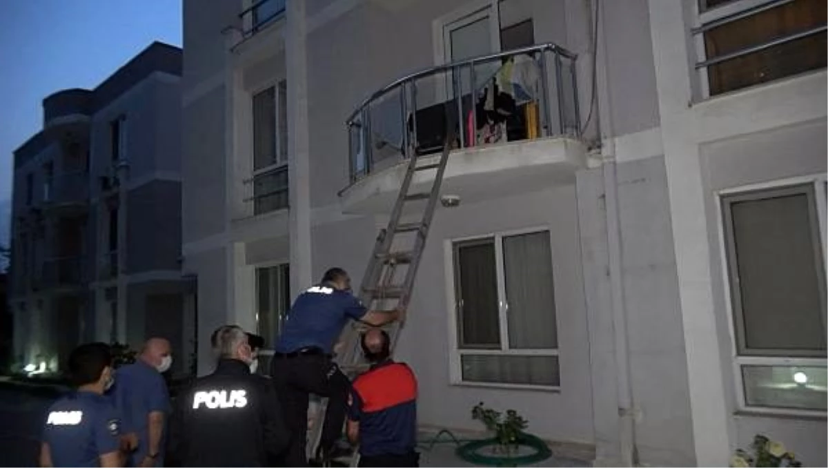 Polis balkondan girdi, kapıyı açmayan genç kızın uyuduğu anlaşıldı
