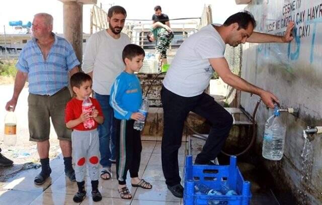 Şifalı olduğuna inandıkları suyu bidonlara doldurup evlerine taşıyorlar