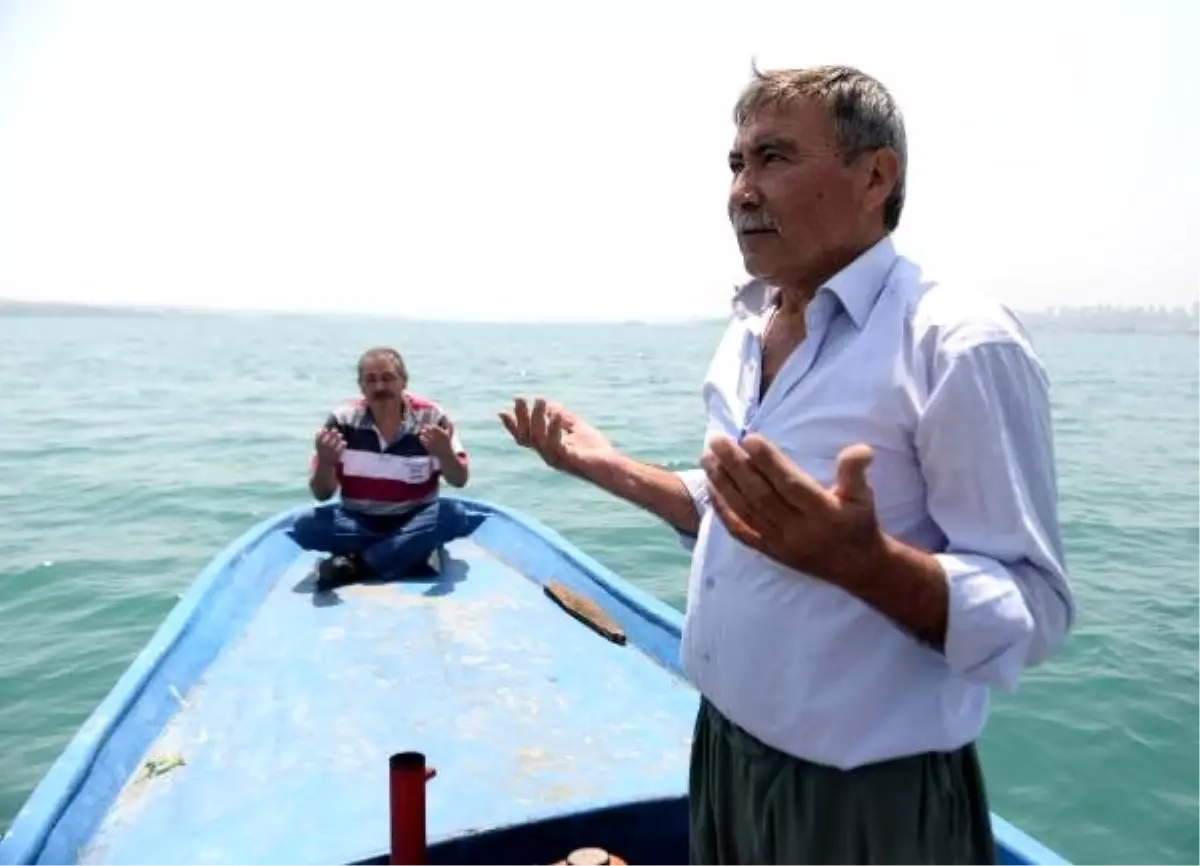 Su altında kalan mezarlığa sandalla giderek dua ettiler