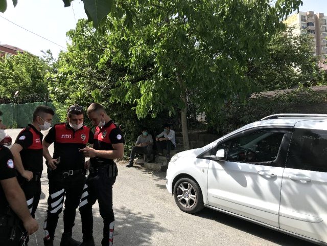 Sultangazi'de güpegündüz gasp dehşeti: 1 kişi bıçaklandı
