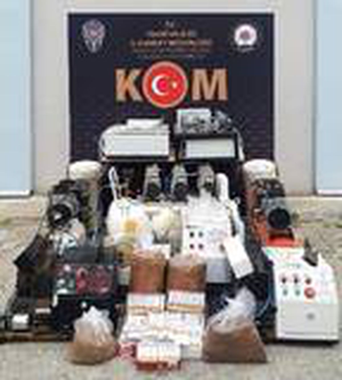 Tokat\'ta kaçak sigara imalathanesine baskın