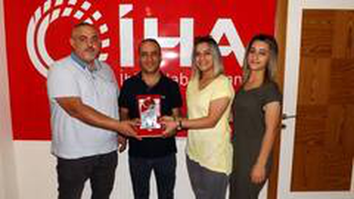 Ak Sevdalılar Yardımlaşma Derneğinden İHA\'ya plaket