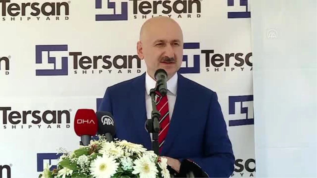 Bakan Karaismailoğlu, fabrika trol gemisinin denize indirilmesi töreninde konuştu