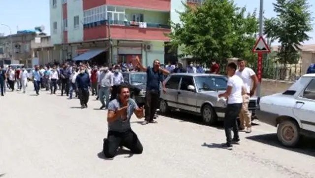 Boğularak ölen yeğenlerini taşıyan cenaze aracının önünde diz çöküp, feryat etti