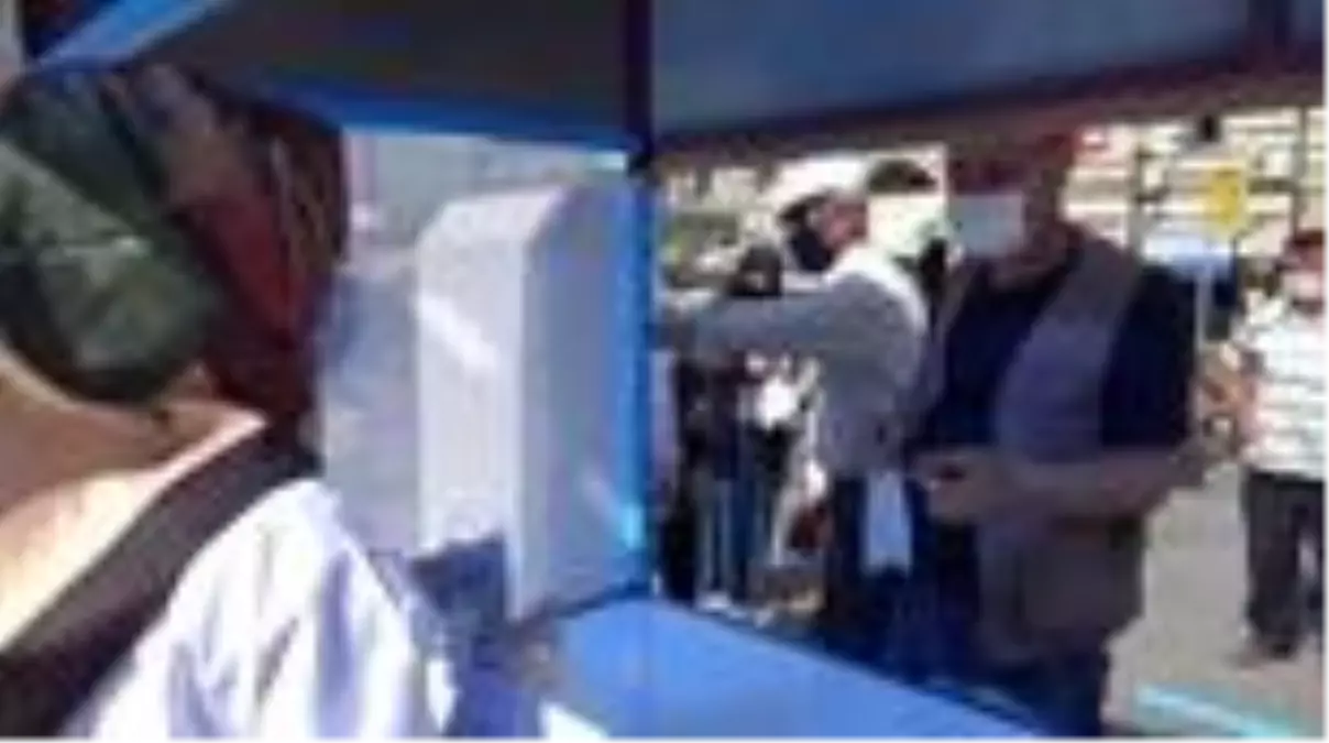 Son dakika haber... Diyarbakır\'da vakalar artınca üretici, vatandaşlara ücretsiz maske dağıttı