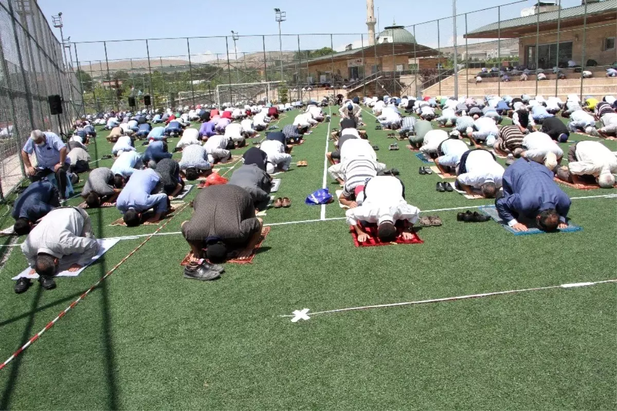 Son dakika... Elazığ\'da futbol sahasında sosyal mesafeli cuma namazı