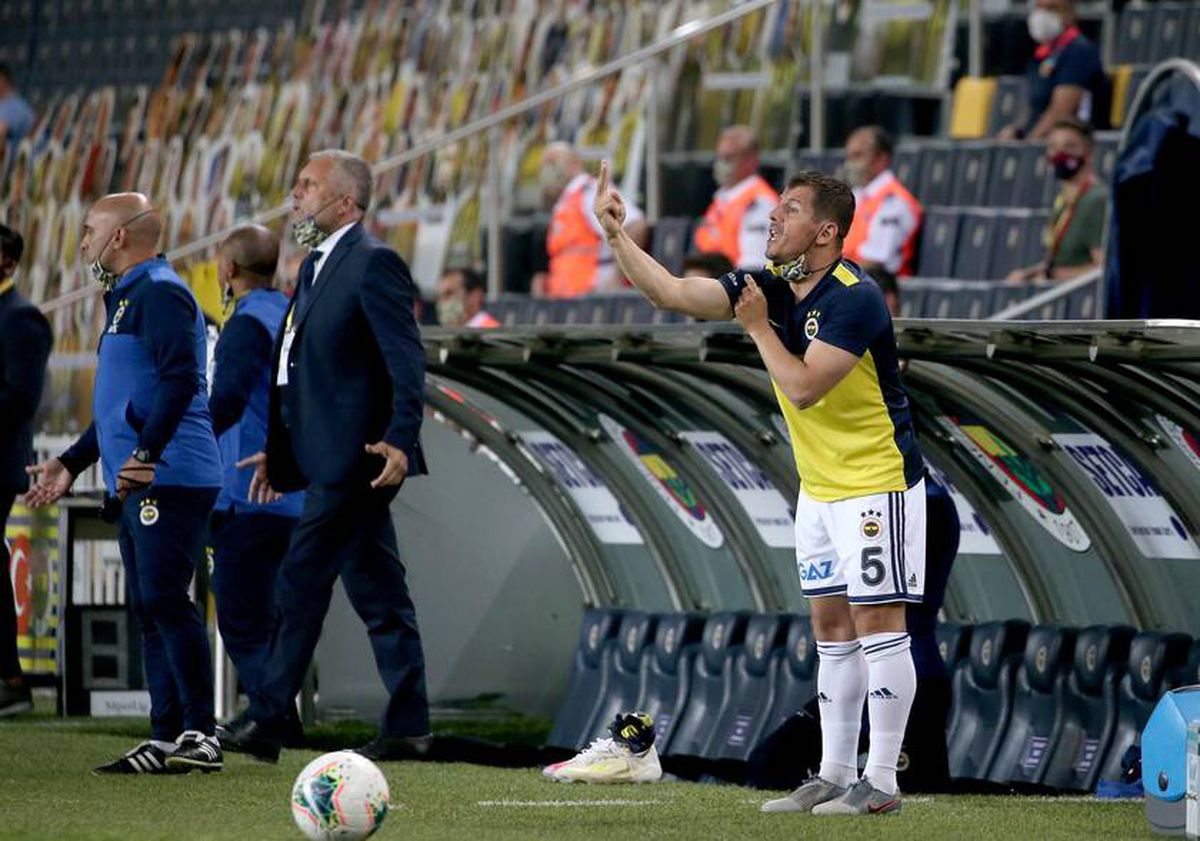 Ozan Tufan'ın kırmızı kartı sonrası, Emre Belözoğlu hakeme sert tepki gösterdi