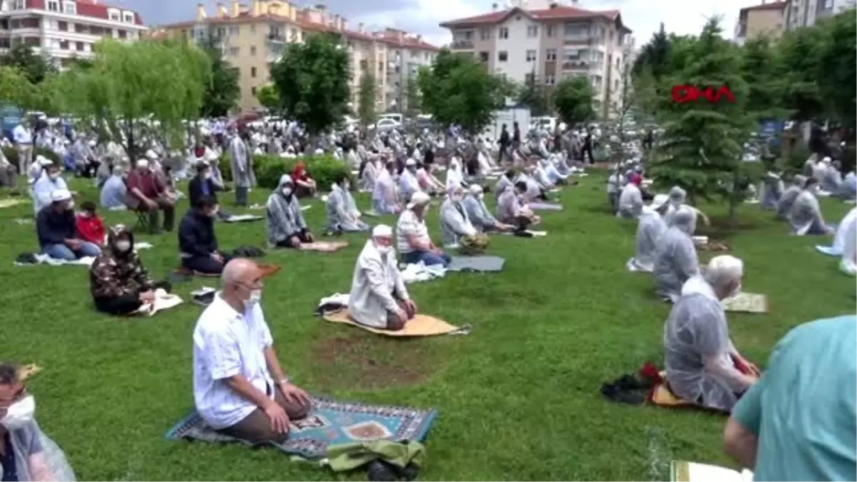 Son dakika haberleri! Eskişehir Dede Korkut Parkı\'nda 5 bin kişi cuma namazı kıldı