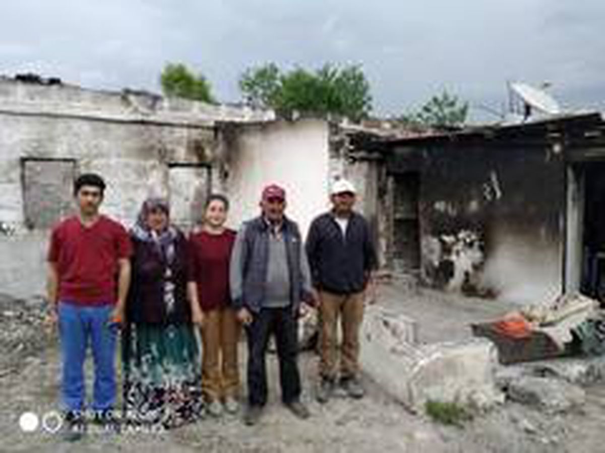 Evi yanan aile ortada kaldı