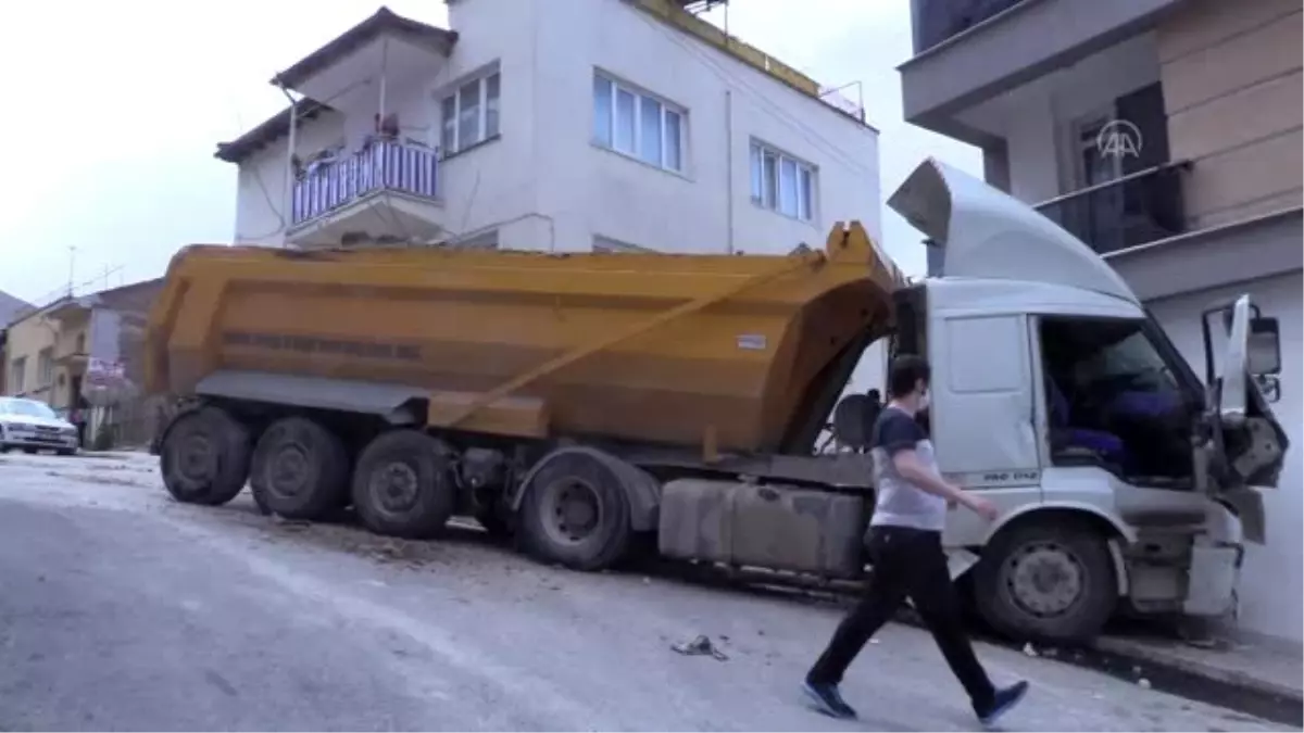 Hafriyat yüklü kamyon park halindeki otomobillere çarpıp garaja zarar verdi - ESKİŞEHİR