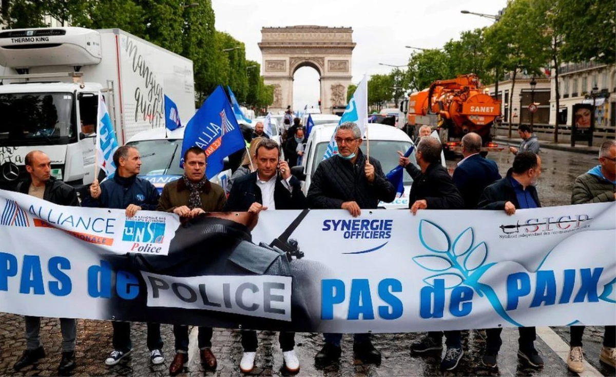 Irkçılık karşıtı eylemlerde "hakarete uğradığını" savunan Fransız polisi, kelepçelerini yere...