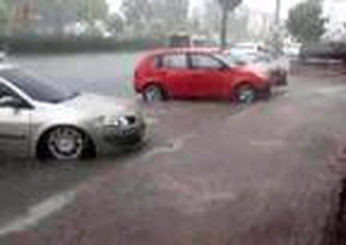 İzmir\'de yağmur hayatı felç etti, vatandaş tepki gösterdi (2)