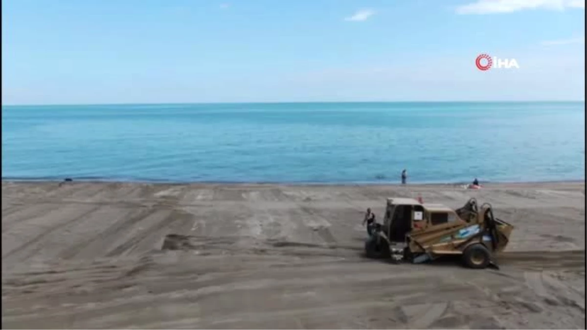 Karadeniz sahilleri kum temizleme aracıyla temizleniyor