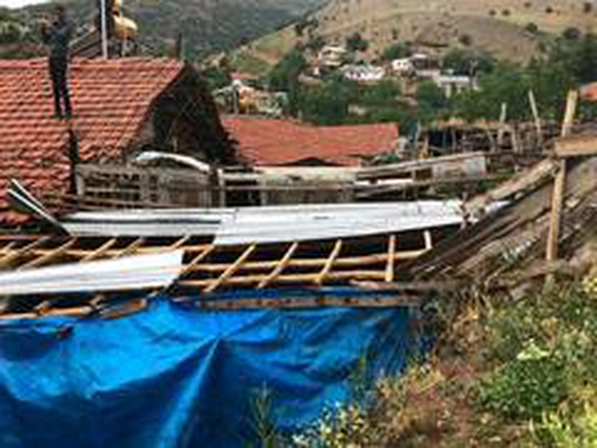 Malatya\'da fırtına çatıları uçurdu