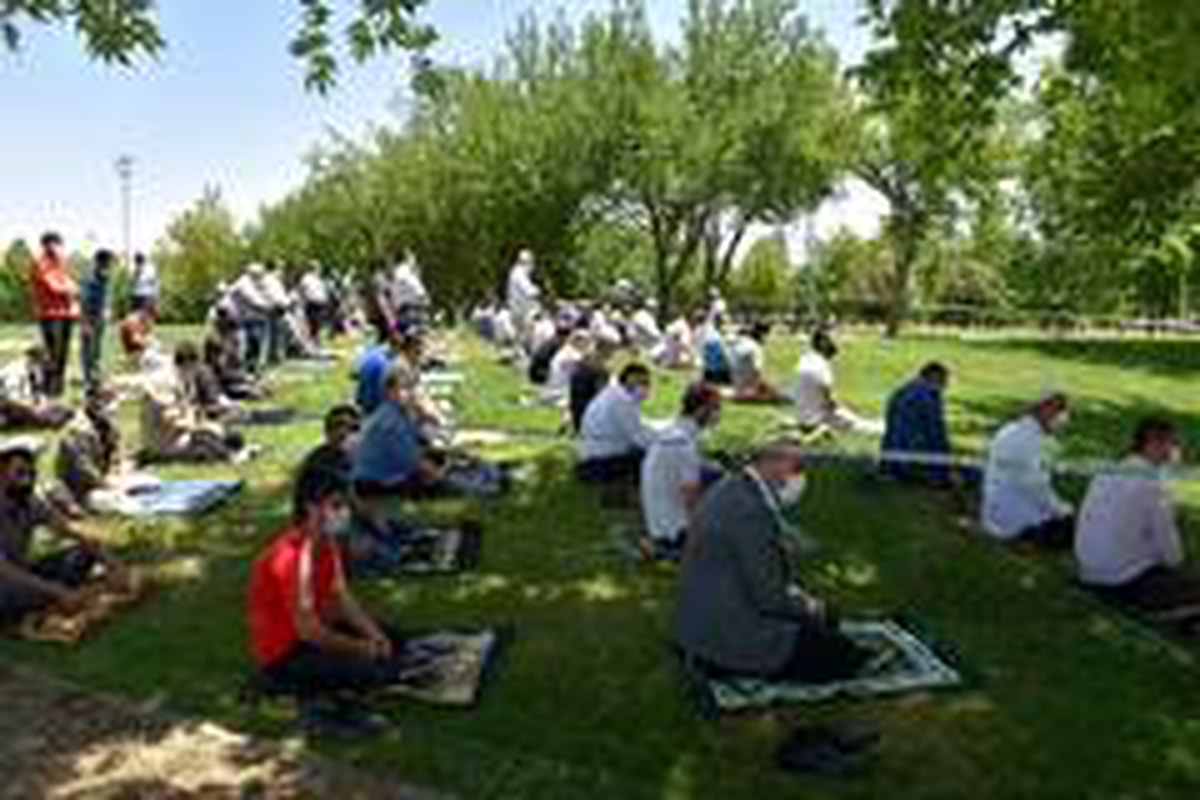 Nevruz Parkta sosyal mesafeli cuma namazı