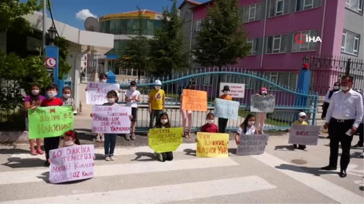 Okullarının kapatılacağı iddiaları üzerine öğrenciler ve veliler okul önünde toplandı