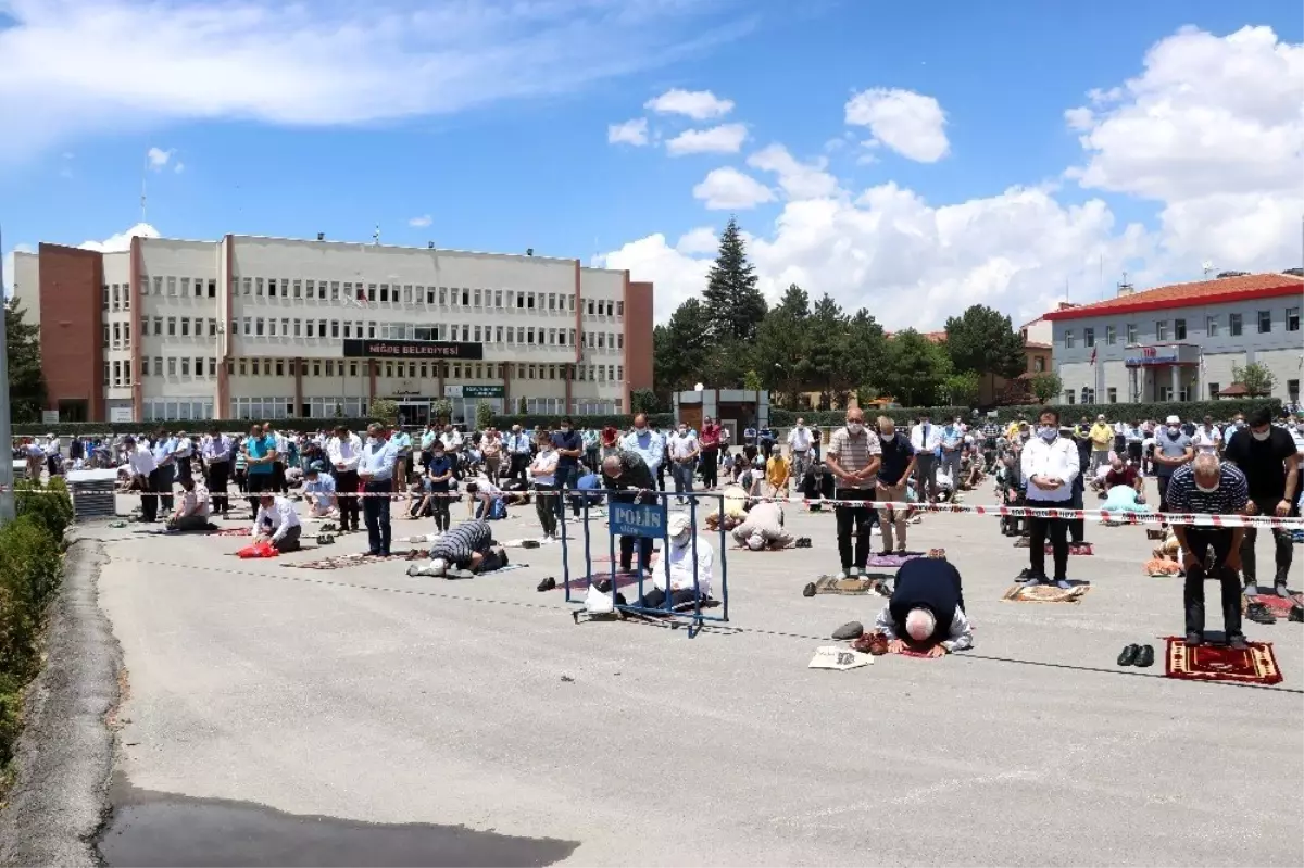 Ömer Halisdemir Meydanında Cuma Namazı kılındı