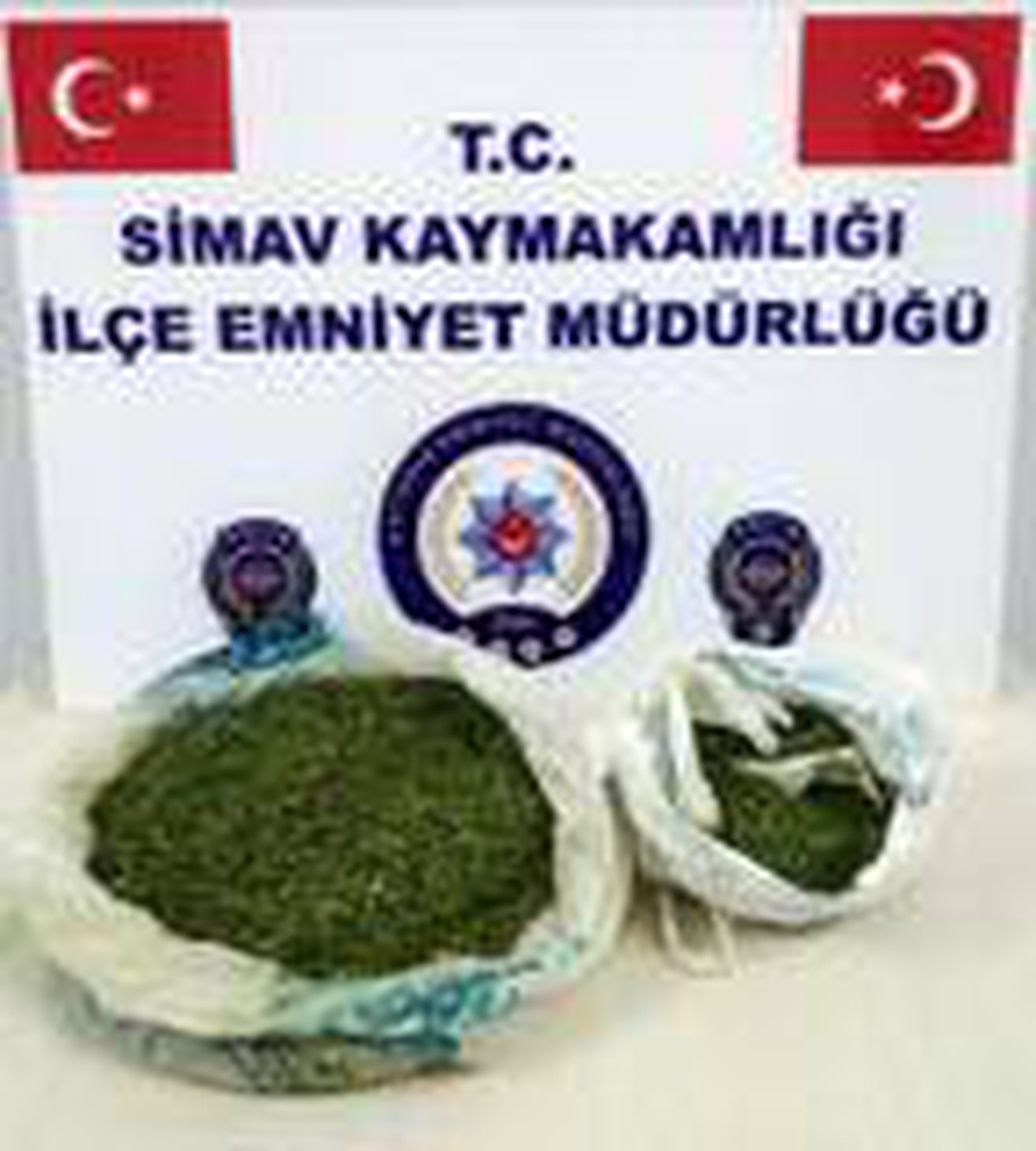 Otomobilinde uyuşturucu bulunan 2 şüpheli tutuklandı